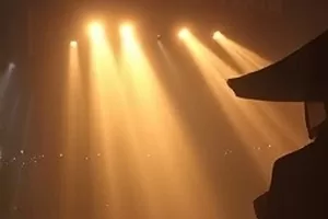 《长夜灯火录》横版主视觉，夜色码头与一盏孤灯